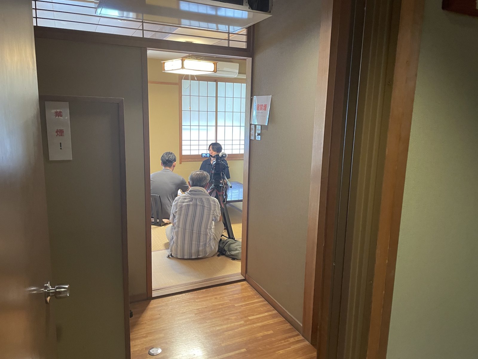 客室でのインタビュー取材の様子