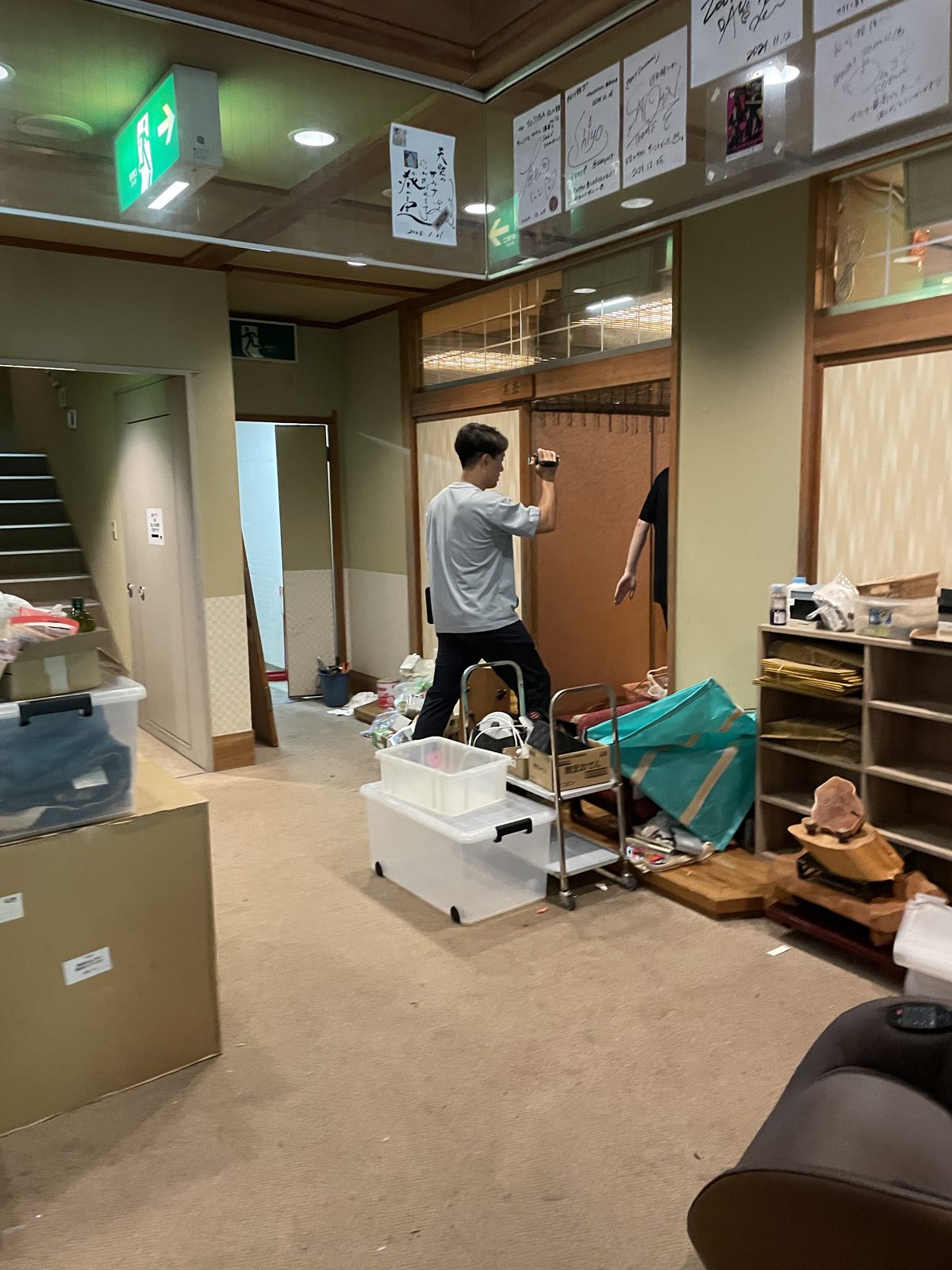 館内の片付けを進める様子